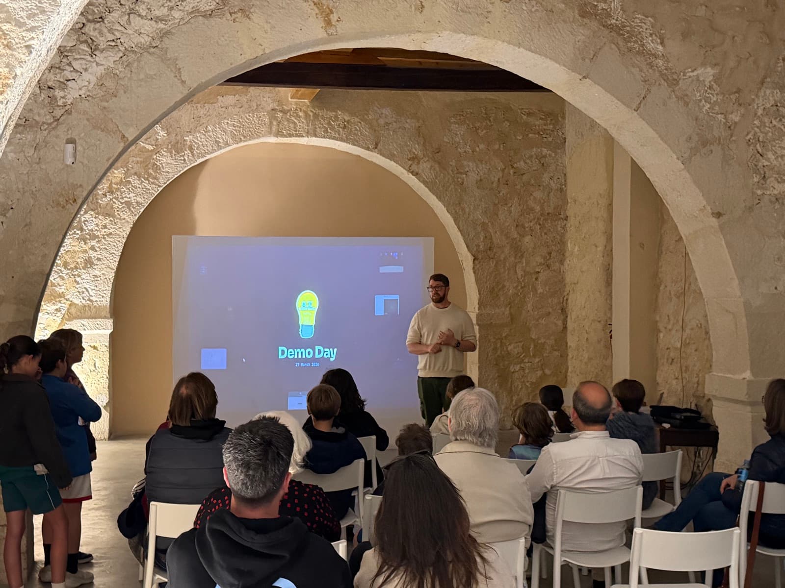 Brian presentando en el Demo Day, Torre Juana, Alicante