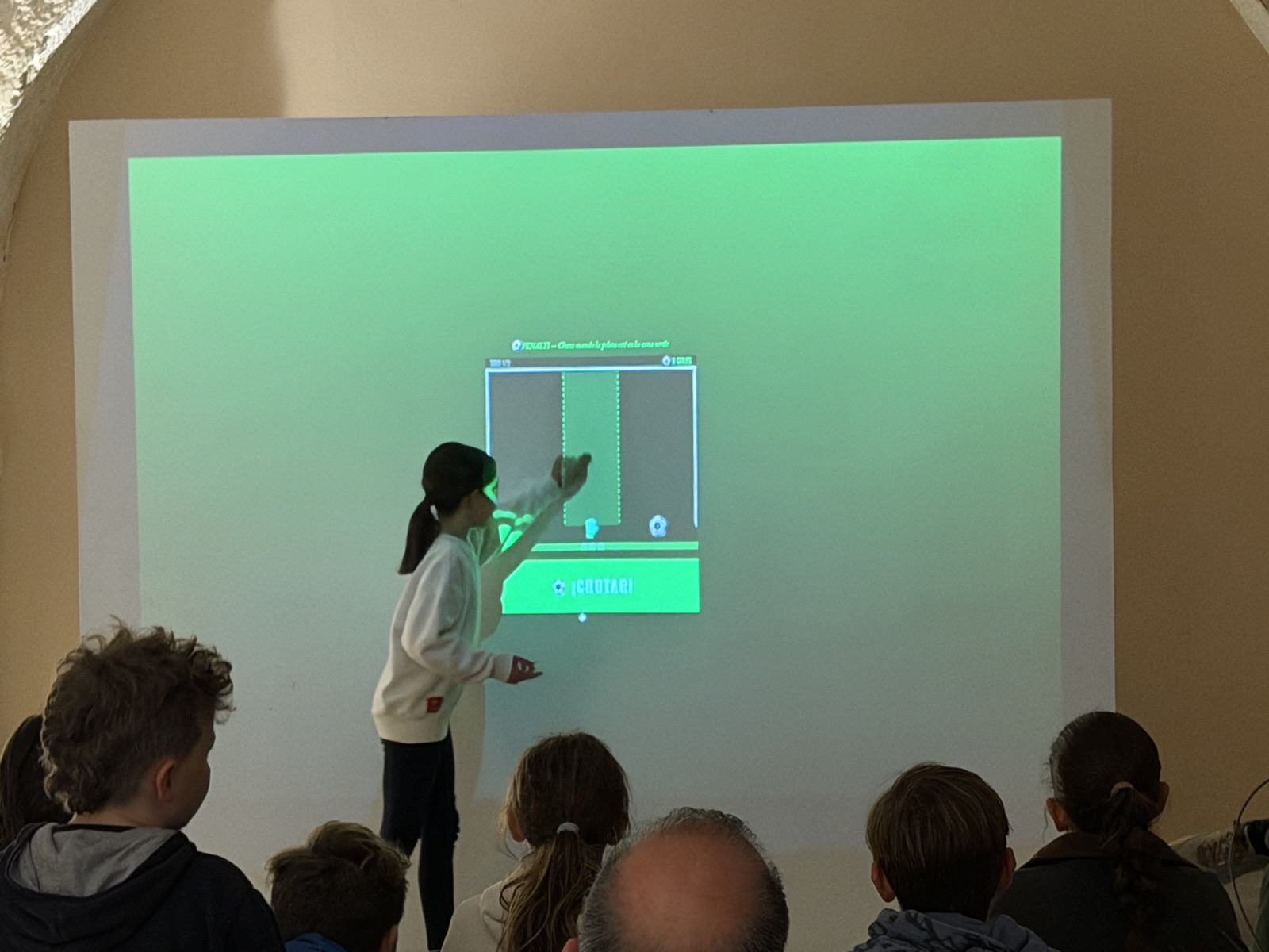 Una alumna presentando su juego de escape en el Demo Day