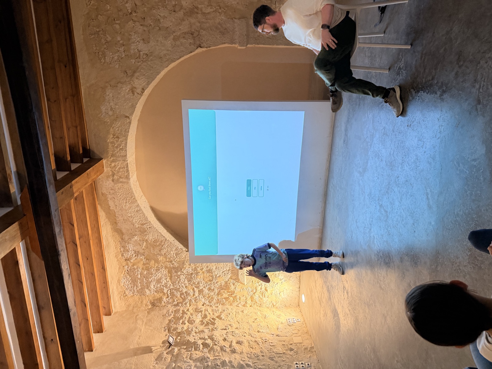 Un alumno presentando en Torre Juana, el hub de IA de Alicante — vista desde arriba mostrando el arco histórico de piedra